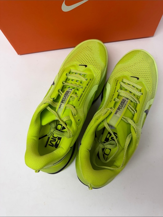 New Nike Pegasus Lime Green Running Shoes with Black Swoosh Mens 11 main image 4